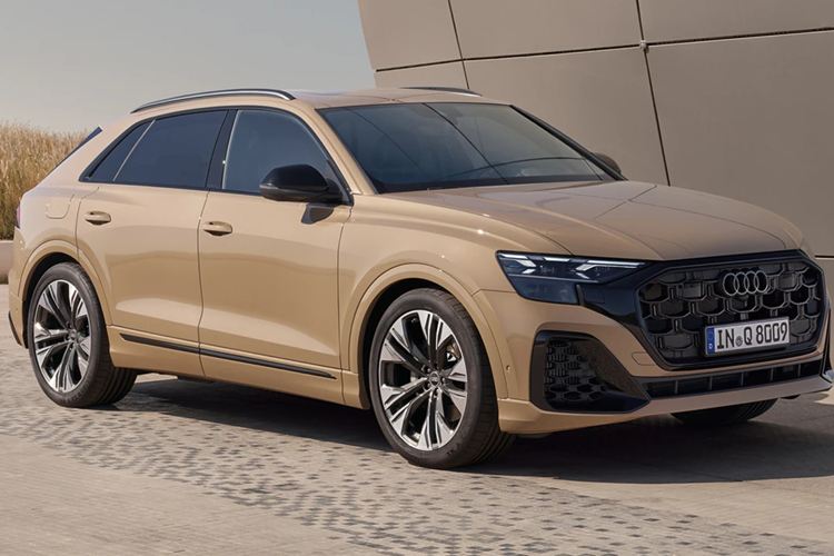 Thêm vào đó là 3 màu sơn ngoại thất mới, bao gồm vàng cát Sakhir Gold, xanh đậm Ascari Blue và đỏ Chili Red. Bên trong xe, Audi Q8 mới không thay đổi về mặt thiết kế như ngoại thất. Thay vào đó, hãng Audi chỉ nâng cấp hệ thống thông tin giải trí để tương thích với nhiều ứng dụng của bên thứ ba hơn như Spotify hoặc Amazon Music.