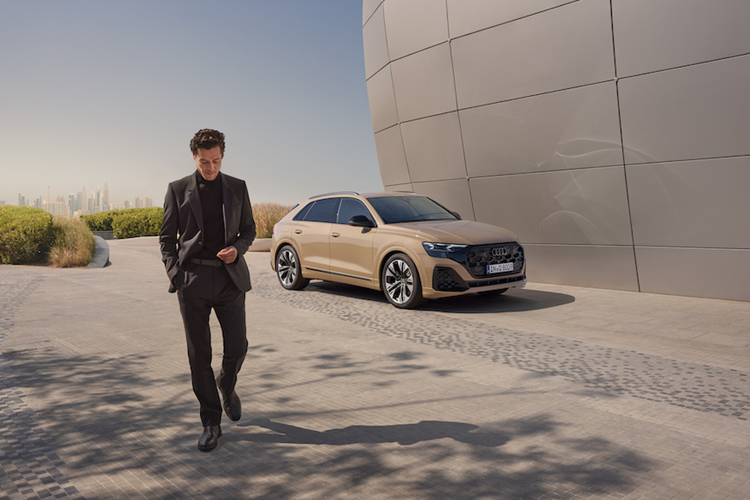 Chưa hết, mẫu SUV hạng sang này còn được bổ sung cánh lướt gió hầm hố hơn ở bên sườn, bộ khuếch tán gió phía sau và đầu ống xả tái thiết kế. Vành la-zăng của xe cũng được làm mới với đường kính từ 21 - 23 inch, tùy phiên bản.