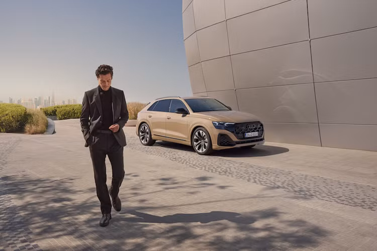 Chưa hết, mẫu SUV hạng sang này còn được bổ sung cánh lướt gió hầm hố hơn ở bên sườn, bộ khuếch tán gió phía sau và đầu ống xả tái thiết kế. Vành la-zăng của xe cũng được làm mới với đường kính từ 21 - 23 inch, tùy phiên bản.