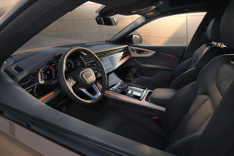 Thay đổi tiếp theo của Audi Q8 mới là lưới tản nhiệt Singleframe với mắt lưới hình chữ "L" nhờ gói thiết kế S-line. Ngoài ra, xe còn có cản trước mới với khe gió lớn hơn trước, được bao quanh bằng viền màu đen bóng.