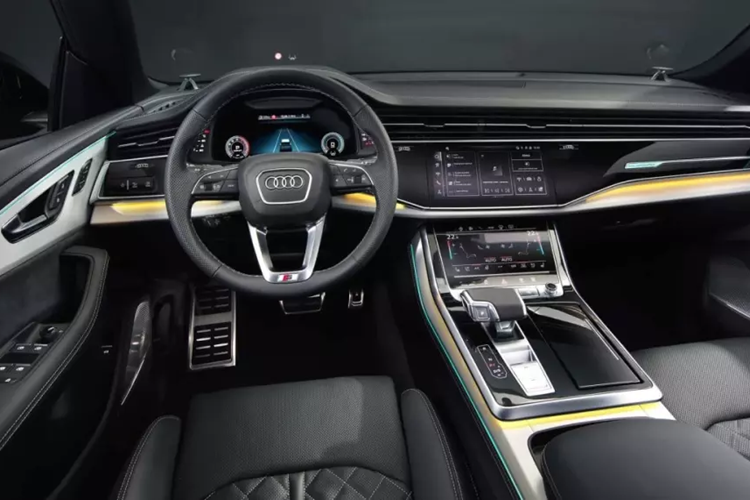 Bên cạnh đó là dải đèn LED định vị ban ngày điện tử, có thể tạo ra những hiệu ứng ánh sáng khác nhau. Đằng sau xe xuất hiện đèn hậu LED với thiết kế xuyên suốt, nằm vắt ngang đuôi xe. Đèn hậu cũng được nâng cấp tạo hình bên trong với công nghệ OLED tùy chọn.