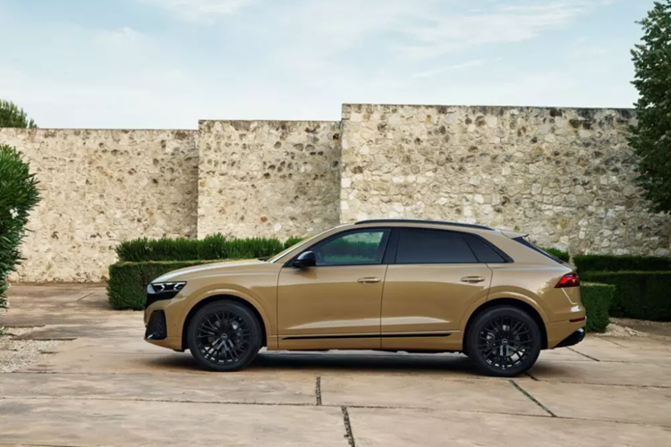 Ở phiên bản mới, mẫu xe SUV Audi Q8 2024 chỉ được áp dụng một số thay đổi trong thiết kế ngoại thất, dễ nhận thấy nhất là hệ thống đèn trước và sau mới. Đèn pha LED HD Matrix tùy chọn của xe có thêm công nghệ laser, giúp tăng khoảng chiếu sáng.