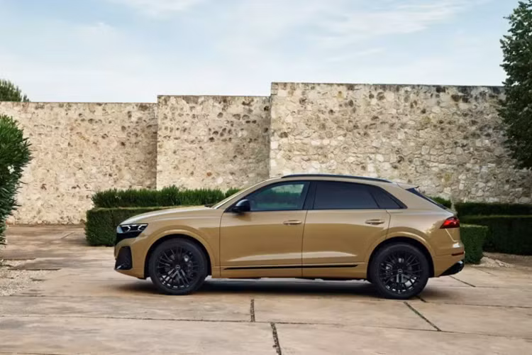 Ở phiên bản mới, mẫu xe SUV Audi Q8 2024 chỉ được áp dụng một số thay đổi trong thiết kế ngoại thất, dễ nhận thấy nhất là hệ thống đèn trước và sau mới. Đèn pha LED HD Matrix tùy chọn của xe có thêm công nghệ laser, giúp tăng khoảng chiếu sáng.