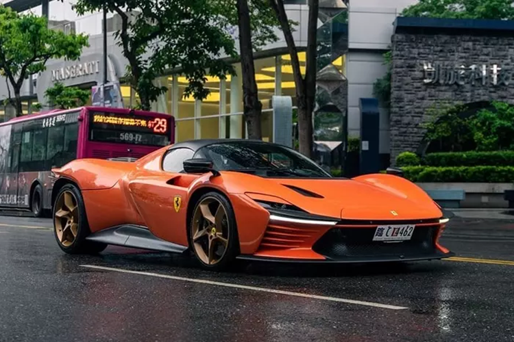  Ferrari Daytona SP3 mới là mẫu xe thứ 3 trong dải sản phẩm "ngựa chồm" Icona, chỉ sau Monza SP1 và SP2, và đương nhiên, hãng siêu xe Ý sẽ ưu tiên cho khách hàng mua xe Ferrari Monza SP có thể sở hữu Daytona SP3 với danh sách khoảng 499 người, 100 người còn lại sẽ rất may mắn được Ferrari mời mua, chính điều này, đã khiến Ferrari Daytona SP3 trở thành chiếc siêu xe có tiền chưa chắc đã mua được.