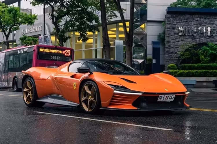  Ferrari Daytona SP3 mới là mẫu xe thứ 3 trong dải sản phẩm "ngựa chồm" Icona, chỉ sau Monza SP1 và SP2, và đương nhiên, hãng siêu xe Ý sẽ ưu tiên cho khách hàng mua xe Ferrari Monza SP có thể sở hữu Daytona SP3 với danh sách khoảng 499 người, 100 người còn lại sẽ rất may mắn được Ferrari mời mua, chính điều này, đã khiến Ferrari Daytona SP3 trở thành chiếc siêu xe có tiền chưa chắc đã mua được.