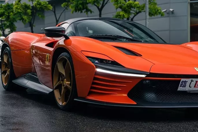 Đi cùng màu sơn cam rất nổi bật trên Ferrari Daytona SP3 này sẽ là vô số chi tiết được sơn đen, hoặc carbon bóng, và còn đó là bộ mâm 5 chấu đơn hình xoắn kép, sơn màu vàng đồng. Mức giá xe Ferrari Daytona SP3 khởi điểm 2,3 triệu đô la, nhưng các đại gia Đài Loan cũng phải cần chi ra số tiền không dưới 4,6 triệu đô la, để sở hữu chiếc xe này.