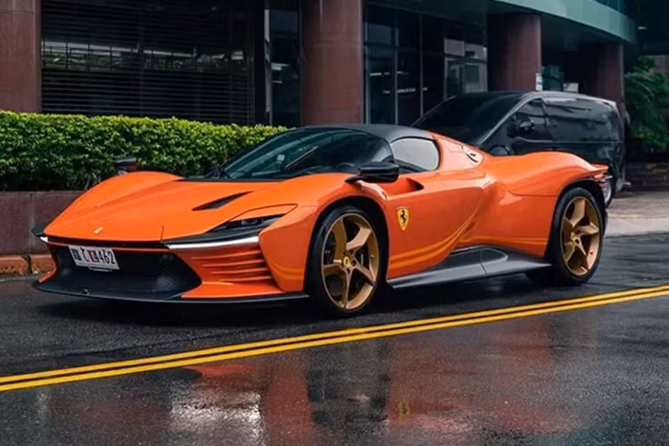 Và khá thú vị là ở Đài Loan, hiện đã có đến 3 chiếc siêu xe Ferrari Daytona SP3 triệu đô xuất hiện, khác với 2 xe Ferrari Daytona SP3 trước đó mang màu trắng và đỏ rất quen thuộc, thì mẫu siêu xe triệu đô có tiền cũng không mua được này sở hữu tông màu cam, rất nổi bật và lôi cuốn.