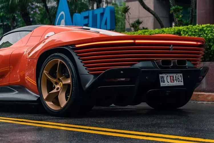 Ngoài ra, bộ la-zăng 5 chấu đi kèm lốp Pirelli P Zero Corsa được phát triển riêng cho Daytona SP3. Siêu xe triệu đô Ferrari Daytona SP3 được trang bị khối động cơ V12, dung tích 6.5 lít, hút khí tự nhiên, bơm ra công suất tối đa 829 mã lực và mô-men xoắn cực đại 697 Nm.