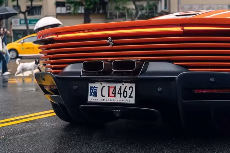 Phần đuôi xe Ferrari Daytona SP3 gây ấn tượng với thiết kế gần giống một chiếc xe concept dải đèn LED nằm ngang tích hợp đèn hậu, cánh gió có thể đóng mở theo tốc độ và phía dưới có các bộ khuếch tán gió làm bằng sợi carbon. 2 ống xả hình thang được đặt trên cao đủ sức hấp dẫn sẽ mang tới âm thanh dữ đội của động cơ V12.