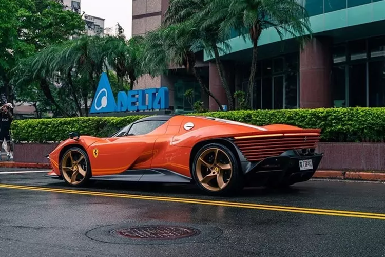 Nội công của xe Daytona SP3 sẽ được truyền tới hệ dẫn động cầu sau và hộp số ly hợp kép 8 cấp F1 với sự hỗ trợ của bộ vi sai chống trượt, nhờ đó, siêu phẩm hypercar mới nhất của nhà Ferrari tăng tốc từ vị trí xuất phát 100 km/h chỉ trong thời gian 2,85 giây.