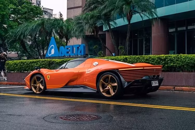 Nội công của xe Daytona SP3 sẽ được truyền tới hệ dẫn động cầu sau và hộp số ly hợp kép 8 cấp F1 với sự hỗ trợ của bộ vi sai chống trượt, nhờ đó, siêu phẩm hypercar mới nhất của nhà Ferrari tăng tốc từ vị trí xuất phát 100 km/h chỉ trong thời gian 2,85 giây.