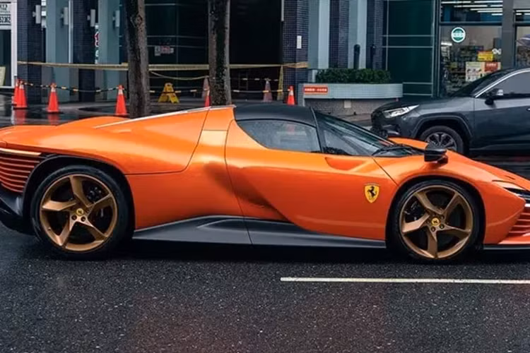 Đèn pha LED có cấu trúc phức tạp và cơ chế bật lên, tấm chắn có thể đóng mở và còn có các đường lướt gió ngang khá thể thao. Giống với LaFerrari, SP3 sử dụng cửa mở cánh bướm với các khe thoát khi ấn tượng, kính chắn gió thiết kế hình vòm.