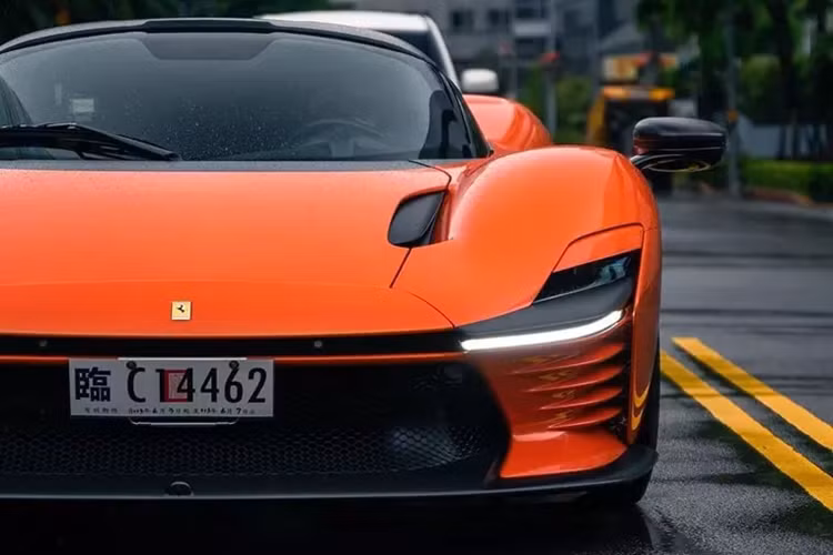 Với siêu phẩm Ferrari Daytona SP3, sản phẩm này đặc biệt hơn rất nhiều, vì là bản coupe lai mui trần, tức 2 bản gộp chung lại với nhau, nên con số giới hạn 599 chiếc sẽ không phải là quá nhiều, vì lẽ đó, việc Ferrari Daytona SP3 có giá gấp 2, 3 thậm chí 4 lần giá khởi điểm trong vài năm nữa, sẽ không phải là câu chuyện trong mơ nữa.