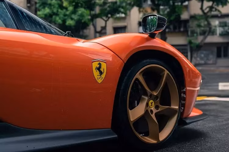 Ở phần đầu xe Daytona SP3 được hãng xe Ferrari trang bị bộ chia gió và cản trước rất ấn tượng gợi nhớ về 330 P4 của năm 1967 nhưng đã được tinh chỉnh lại với mũi xe thấp hơn, chắn bùn được làm rộng ra.