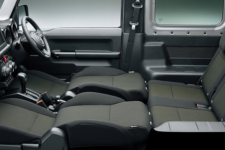 Ở bản cao cấp nhất, xe sẽ được trang bị đèn pha LED tự động bật/tắt, tay nắm cửa cùng màu thân xe, màn hình cảm ứng trung tâm 9 inch, hỗ trợ Apple CarPlay/Android Auto, ghế bọc nỉ và điều hòa tự động...