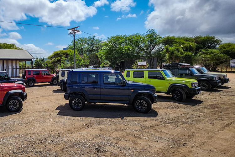 "Trái tim" của Suzuki Jimny 5 cửa vẫn là động cơ xăng 4 xi-lanh, hút khí tự nhiên, dung tích 1.5L, cho công suất tối đa 105 mã lực và mô-men xoắn cực đại 136 Nm, dùng chung với Suzuki XL7 đang bán ở Việt Nam. Động cơ này kết hợp với hộp số sàn 5 cấp hoặc tự động 4 cấp cùng hệ dẫn động 4 bánh AllGrip Pro.