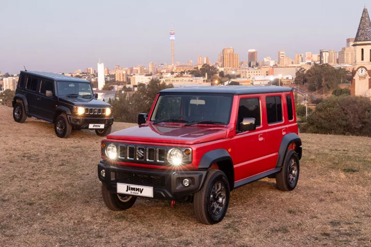 Ngoài ra, Suzuki Jimny 5 cửa 2024 mới ở thị trường Philippines còn có các tùy chọn màu sắc ngoại thất như đỏ Sizzling Red Metallic, xanh lục Celestial Blue Pearl Metallic, xanh lá Jungle Green, xám Granite Gray Metallic và trắng Artic White Pearl. Màu đỏ Sizzling Red Metallic và trắng ngà Chiffon Ivory Metallic có thể phối với nóc màu đen tương phản.