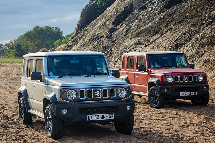 Suzuki Jimny hiện cũng đã xuất hiện tại đại lý ở Việt Nam nhưng chưa chính thức bán ra. Theo thông tin mới nhất từ nhân viên tư vấn bán hàng tại đại lý, thời gian giao xe ở Việt Nam đã bị lùi sang tháng 3/2024.