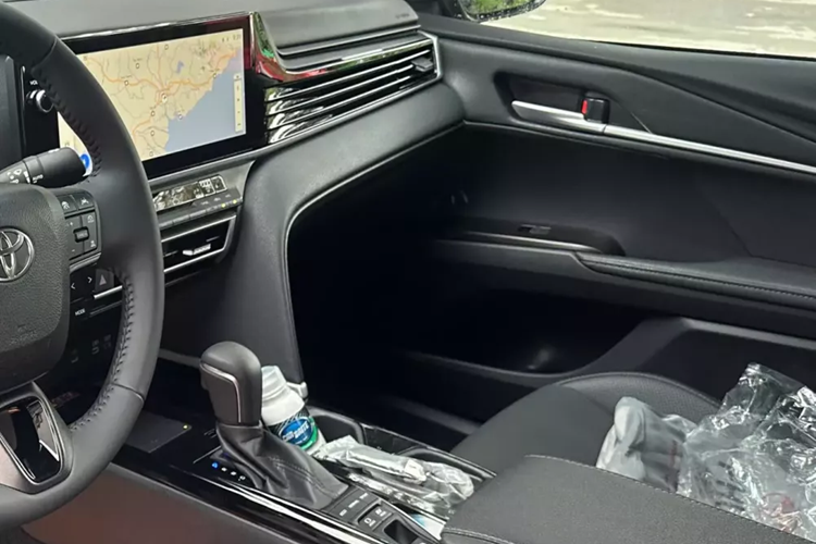 Hiện chưa rõ động cơ xe Camry mới sắp ra mắt Việt Nam, chỉ biết rằng, ở bên dưới nắp ca-pô của Toyota Camry 2025 ở thị trường Thái Lan là hệ truyền động hybrid với máy xăng 4 xi-lanh, hút khí tự nhiên, dung tích 2.5L, sản sinh công suất tối đa 188 mã lực và mô-men xoắn cực đại 221 Nm.