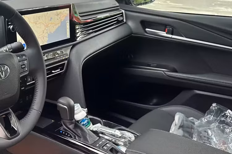 Hiện chưa rõ động cơ xe Camry mới sắp ra mắt Việt Nam, chỉ biết rằng, ở bên dưới nắp ca-pô của Toyota Camry 2025 ở thị trường Thái Lan là hệ truyền động hybrid với máy xăng 4 xi-lanh, hút khí tự nhiên, dung tích 2.5L, sản sinh công suất tối đa 188 mã lực và mô-men xoắn cực đại 221 Nm.