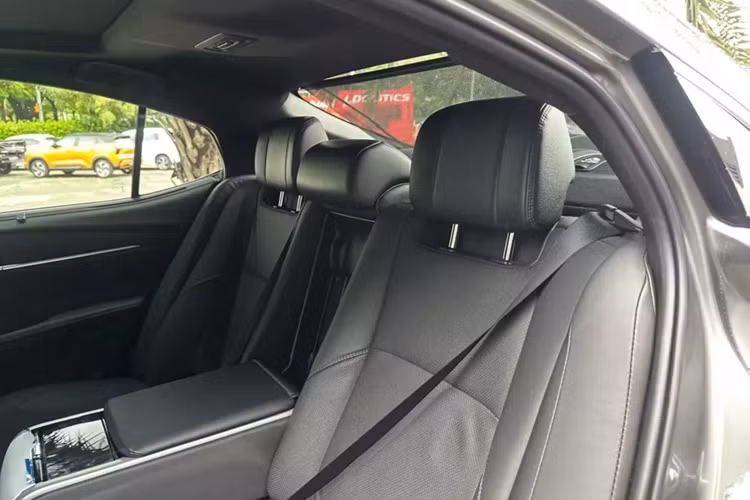 Hỗ trợ kết nối Apple CarPlay/Android Auto không dây, hệ thống âm thanh JBL, tính năng điều khiển bằng giọng nói với câu lệnh "Hey Toyota", màn hình hiển thị thông tin kính lái HUD, điều hòa tự động 3 vùng, cửa sổ trời toàn cảnh và sạc điện thoại không dây.