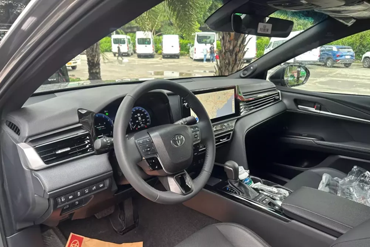 Bên trong nội thất xe, mẫu sedan hạng D này được bổ sung trang bị tiện nghi phong phú hơn trước như vô lăng tích hợp lẫy chuyển số, màn hình cảm ứng trung tâm 12,3 inch.