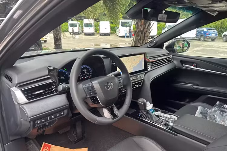 Bên trong nội thất xe, mẫu sedan hạng D này được bổ sung trang bị tiện nghi phong phú hơn trước như vô lăng tích hợp lẫy chuyển số, màn hình cảm ứng trung tâm 12,3 inch.