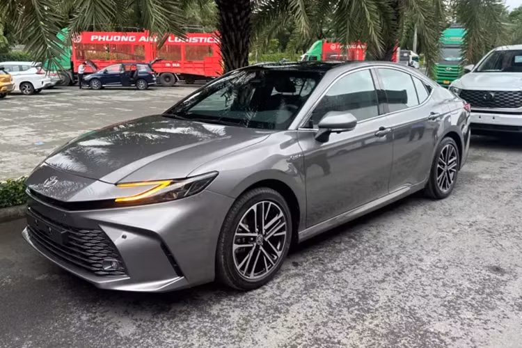 Chiếc xe sedan cỡ D - Toyota Camry 2025 mới được nhập về Việt Nam để phục vụ cho việc trưng bày cũng như ra mắt các khách hàng tại triển lãm Vietnam Motor Show 2024 diễn ra vào ngày hôm nay 23/10.