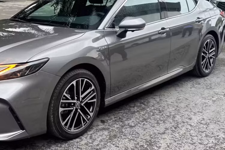 Tiếp theo đó là cản trước mới với hốc gió hình thang cỡ lớn và đèn sương mù nhỏ. Ở hai góc đầu xe còn có khe gió nằm dọc. Ở bên sườn, Toyota Camry 2025 sở hữu những đường dập gân nổi bật và vành hợp kim đa chấu mới. Đèn hậu của xe được thiết kế hình chữ "C" giống đèn LED định vị ban ngày.