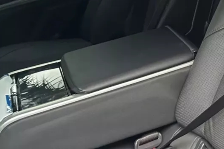 Động cơ kết hợp với mô-tơ điện mạnh 136 mã lực và 208 Nm. Hộp số tự động biến thiên vô cấp CVT và hệ dẫn động cầu trước cũng được trang bị cho xe.