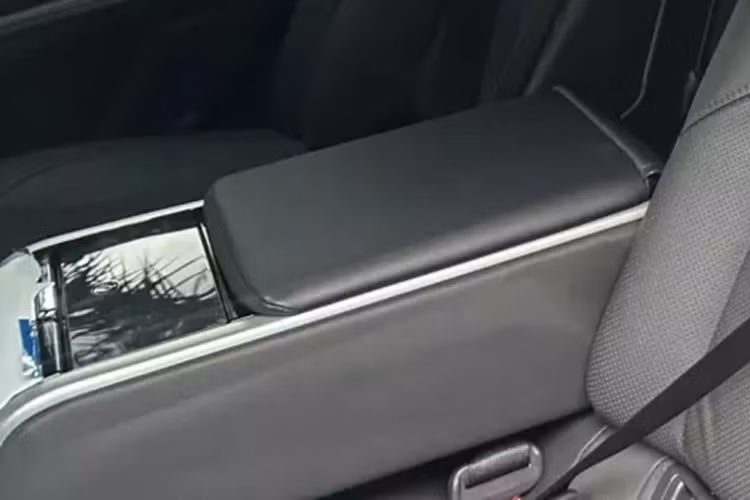 Động cơ kết hợp với mô-tơ điện mạnh 136 mã lực và 208 Nm. Hộp số tự động biến thiên vô cấp CVT và hệ dẫn động cầu trước cũng được trang bị cho xe.