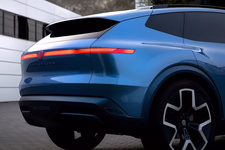 Volkswagen còn trang bị cho ID.Code một tính năng được gọi là Smart Windows. Tại các điểm trên kính, những cửa sổ này có thể hiển thị hình đại diện dưới hình dạng con người và có thể bắt chuyện khi bạn đến gần.