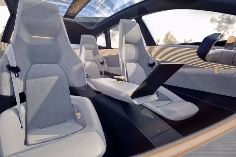 Trong khi đó, người ngồi ở ghế trước trong khoang nội thất chiếc SUV có thể quay ghế 180 độ và trò chuyện với những người ngồi phía sau trong khi xe lái.