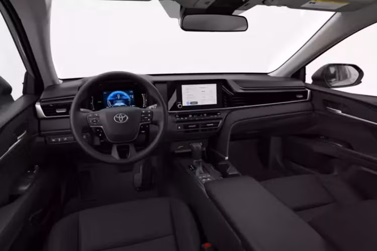 Tiến lên bản SE, Toyota Camry 2024 có thêm gói trang bị ngoại thất thể thao hơn, hệ thống treo chắc chắn hơn và bộ vành hợp kim 18 inch sơn màu đen. Trong khi đó, bản XLE có thêm trang bị như ghế bọc da, bảng đồng hồ kỹ thuật số và màn hình cảm ứng trung tâm cùng có kích thước 12,3 inch.