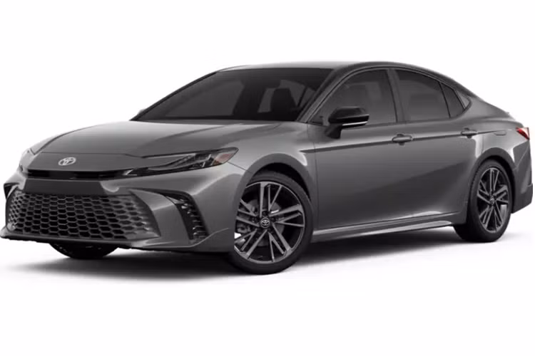 Nếu so với phiên bản hybrid của đời cũ thì Toyota Camry 2024 bản tiêu chuẩn vẫn rẻ hơn. Bản LE tiêu chuẩn của Toyota Camry 2024 tại thị trường Mỹ có những trang bị đáng chú ý như vành 16 inch, bảng đồng hồ kỹ thuật số 7 inch