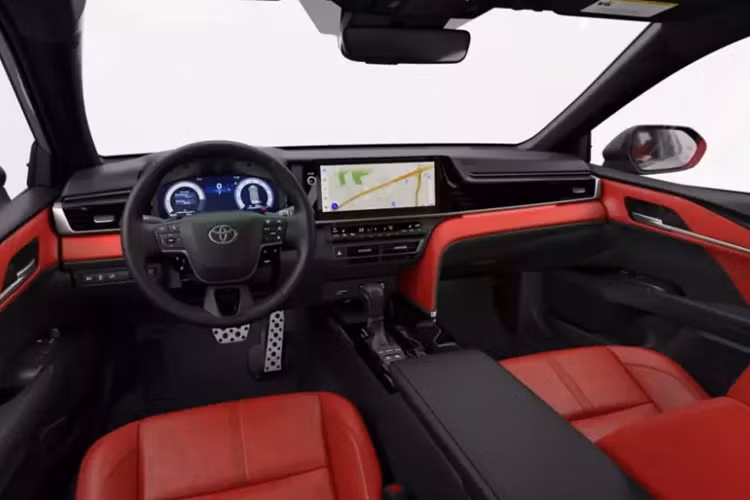 Màn hình cảm ứng trung tâm 8 inch, hỗ trợ Apple CarPlay/Android Auto không dây, đèn pha Bi-LED, điều hòa tự động 2 vùng, sạc điện thoại không dây và gói công nghệ an toàn chủ động Toyota Safety Sense 3.0. Như vậy, có thể thấy bản tiêu chuẩn của mẫu sedan hạng D này sở hữu trang bị khá đầy đủ.