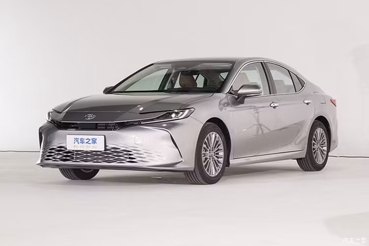 Con số tương ứng của phiên bản dẫn động 4 bánh toàn thời gian AWD với 3 mô-tơ điện là 232 mã lực. Dù ở phiên bản FWD hay AWD, xe đều dùng hộp số eCVT và pin lithium-ion. Lượng xăng tiêu thụ trung bình của xe dao động từ 4,61 - 5 lít/100 km, tùy theo phiên bản.