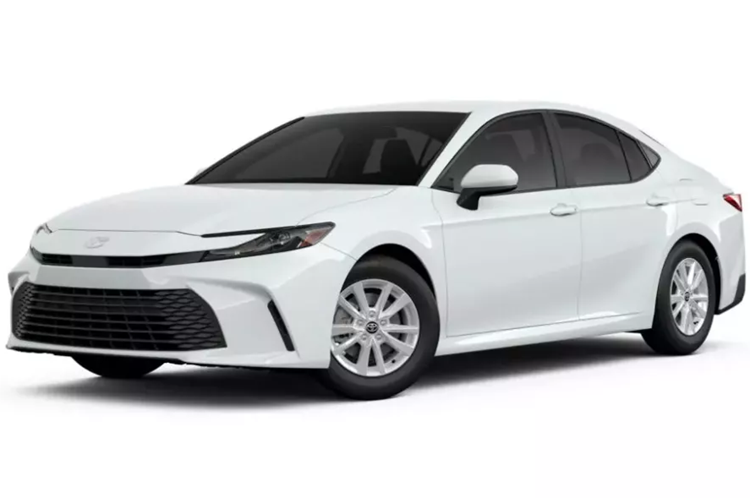 Theo đó, giá xe Toyota Camry 2024 tại Mỹ có giá khởi điểm từ 28.400 USD (hơn 670 triệu đồng), đắt hơn 1.990 USD so với bản tiêu chuẩn của thế hệ cũ. Điều này không có gì bất ngờ vì bản tiêu chuẩn của Toyota Camry mới hiện được trang bị động cơ hybrid thay vì máy xăng thông thường.