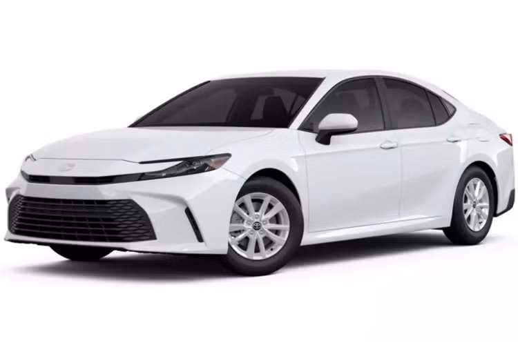 Theo đó, giá xe Toyota Camry 2024 tại Mỹ có giá khởi điểm từ 28.400 USD (hơn 670 triệu đồng), đắt hơn 1.990 USD so với bản tiêu chuẩn của thế hệ cũ. Điều này không có gì bất ngờ vì bản tiêu chuẩn của Toyota Camry mới hiện được trang bị động cơ hybrid thay vì máy xăng thông thường.