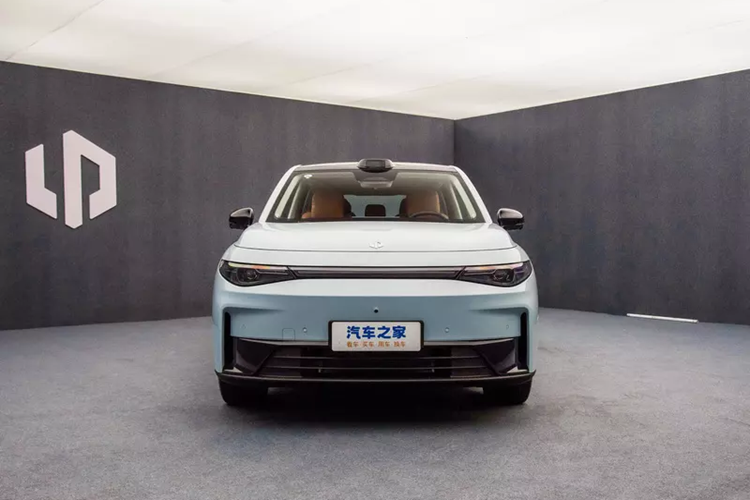 Ngày 2/3 vừa qua, thị trường Trung Quốc lại đón nhận thêm một tân binh mới, trong phân khúc xe SUV điện, cái tên mà chúng tôi muốn nhắc đến là Leapmotor C10 2024 mới. Tân binh trong dòng xe SUV điện Leapmotor C10 đã chính thức ra mắt với tổng cộng 7 mẫu, 2 bản chính đó là EREV (xe điện mở rộng phạm vi) và BEV (xe điện chạy pin).