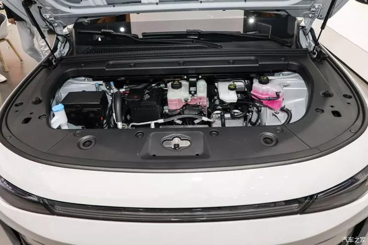 Về sức mạnh, Leapmotor C10 sẽ cung cấp phạm vi hoạt động rộng hơn và năng lượng điện thuần túy.Phiên bản thuần điện sử dụng một động cơ dẫn động cầu sau với công suất tối đa 231 mã lực, thời gian tăng tốc 0-100 km là 7,29 giây và được trang bị hệ thống phanh tự động. Bộ pin 69,9 kWh, phạm vi di chuyển tối đa của CLTC là 530 km.