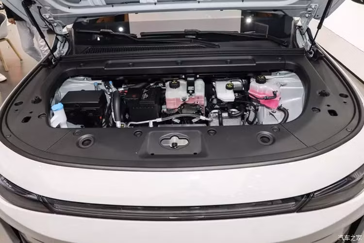 Về sức mạnh, Leapmotor C10 sẽ cung cấp phạm vi hoạt động rộng hơn và năng lượng điện thuần túy.Phiên bản thuần điện sử dụng một động cơ dẫn động cầu sau với công suất tối đa 231 mã lực, thời gian tăng tốc 0-100 km là 7,29 giây và được trang bị hệ thống phanh tự động. Bộ pin 69,9 kWh, phạm vi di chuyển tối đa của CLTC là 530 km.