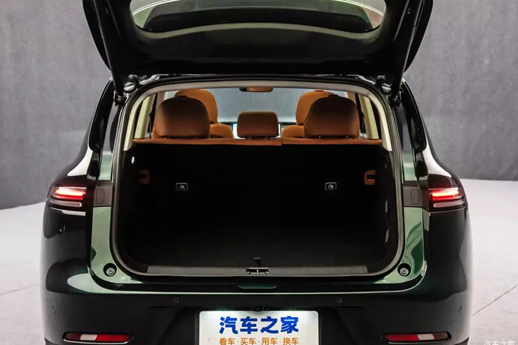 Cốp xe có thể chứa cùng lúc bảy chiếc vali 20 inch và có thể mở rộng lên 835 L sau khi gập hàng ghế sau xuống để chứa tối đa 15 chiếc vali 20 inch. Về cấu hình lái xe thông minh, chiếc xe mới sẽ cung cấp lidar 128 luồng, radar sóng 5 mm, 12 camera và 12 radar siêu âm, được trang bị hệ thống hỗ trợ lái xe thông minh Leapmotor Pilot.