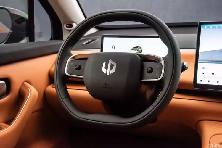 Leapmotor C10 bản cấp thấp được trang bị chip Qualcomm Snapdragon 8155, còn model cao cấp được trang bị chip 8295. Ngoài ra, tùy thuộc vào cấu hình mẫu xe, cửa sổ trời toàn cảnh, kính riêng tư phía sau, v.v. cũng sẽ được cung cấp.