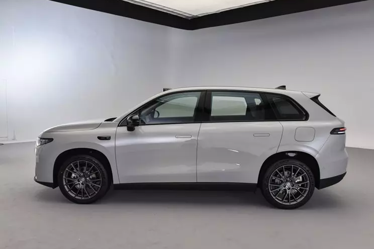 Phía trước chiếc xe SUV điện Leapmotor C10 còn có một khe hút gió lớn, cùng các đường dẫn khí cứng cáp ở hai bên giúp tăng thêm cảm giác thể thao. Ngoài ra, mui xe còn được trang bị lidar hỗ trợ nhiều chức năng hỗ trợ lái xe thông minh.