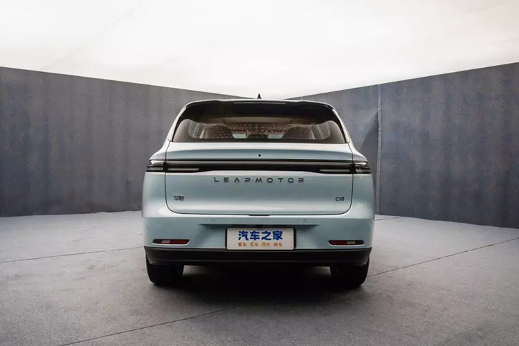 Thời gian tăng tốc 0-100 km là 7,68 giây, được trang bị pin 28,4 kilowatt giờ và chạy điện thuần CLTC, quãng đường đi được là 210 km và phạm vi hành trình toàn diện là 1.190 km. Lưu ý vì là hệ dẫn động EREV, nên động cơ xăng chỉ như máy phát điện.