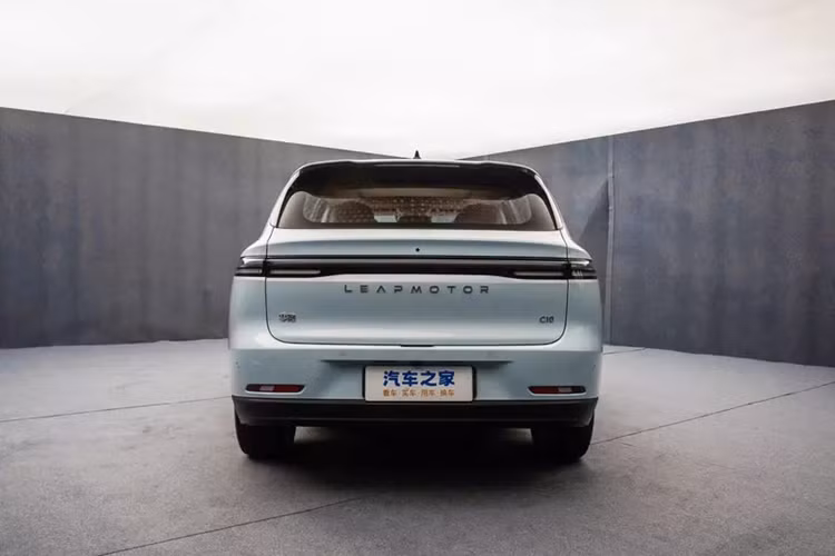 Thời gian tăng tốc 0-100 km là 7,68 giây, được trang bị pin 28,4 kilowatt giờ và chạy điện thuần CLTC, quãng đường đi được là 210 km và phạm vi hành trình toàn diện là 1.190 km. Lưu ý vì là hệ dẫn động EREV, nên động cơ xăng chỉ như máy phát điện.