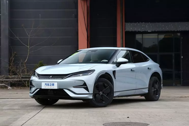 Leapmotor C10 là mẫu xe dựa trên kiến trúc LEAP3.0 mới của Leapmotor và thiết kế tổng thể của nó về mọi mặt đều mới lạ hơn so với C11. Nó được trang bị hàng loạt công nghệ mới, trong đó có công nghệ tích hợp pin-khung CTC2.0, sẽ hỗ trợ sạc siêu tốc 800V trong tương lai