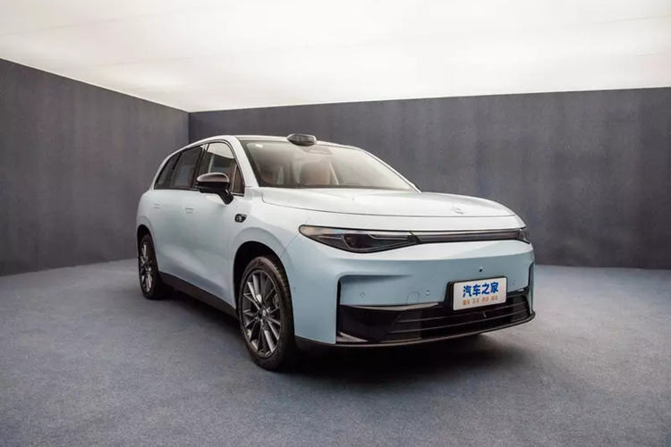 Mức giá xe Leapmotor C10 2024 dao động từ 128.800 đến 168.800 nhân dân tệ (tương đương 421 cho đến 551 triệu đồng. Được biết Leapmotor C10 là mẫu xe điện đầu tiên dựa trên kiến trúc LEAP3.0 mới, được định vị là một chiếc SUV cỡ trung và có sẵn các phiên bản thuần điện và phạm vi mở rộng.