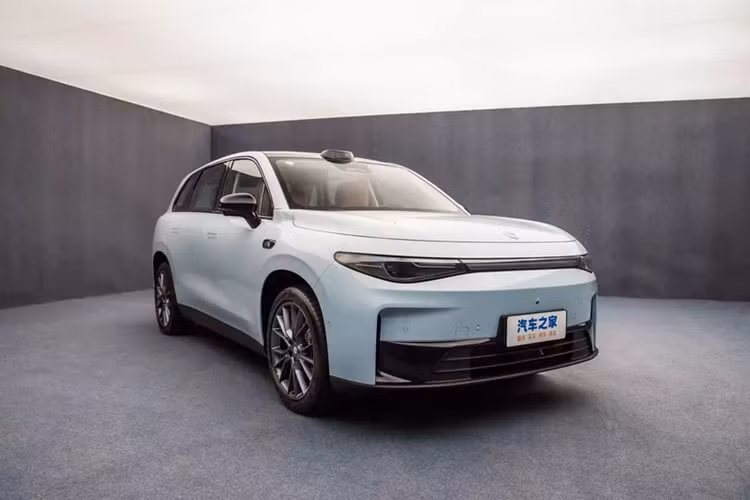 Mức giá xe Leapmotor C10 2024 dao động từ 128.800 đến 168.800 nhân dân tệ (tương đương 421 cho đến 551 triệu đồng. Được biết Leapmotor C10 là mẫu xe điện đầu tiên dựa trên kiến trúc LEAP3.0 mới, được định vị là một chiếc SUV cỡ trung và có sẵn các phiên bản thuần điện và phạm vi mở rộng.